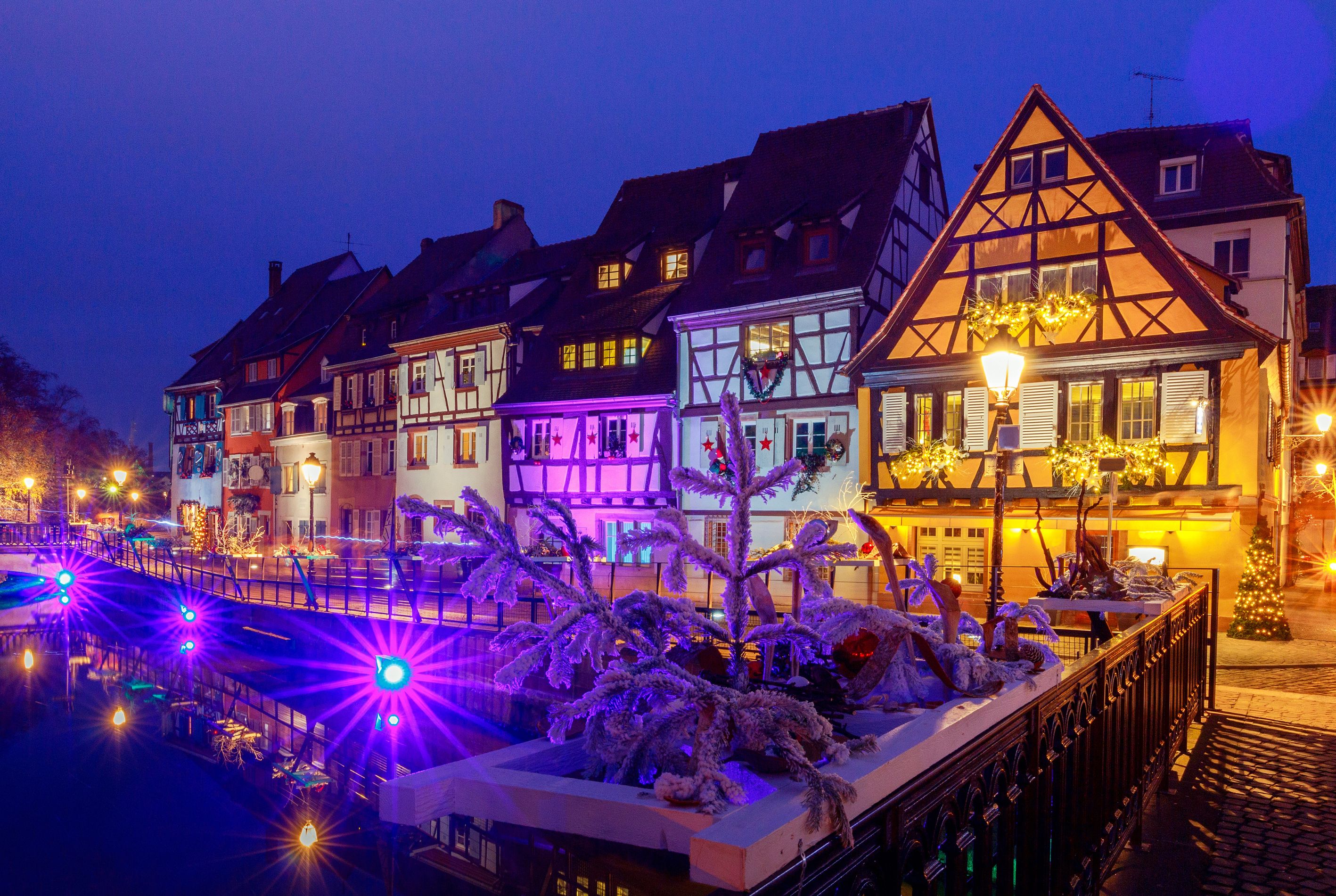 MARCHÉS DE NOËL À COLMAR ET STRASBOURG  / SPECTACLE AU ROYAL PALACE KIRRWILLER 