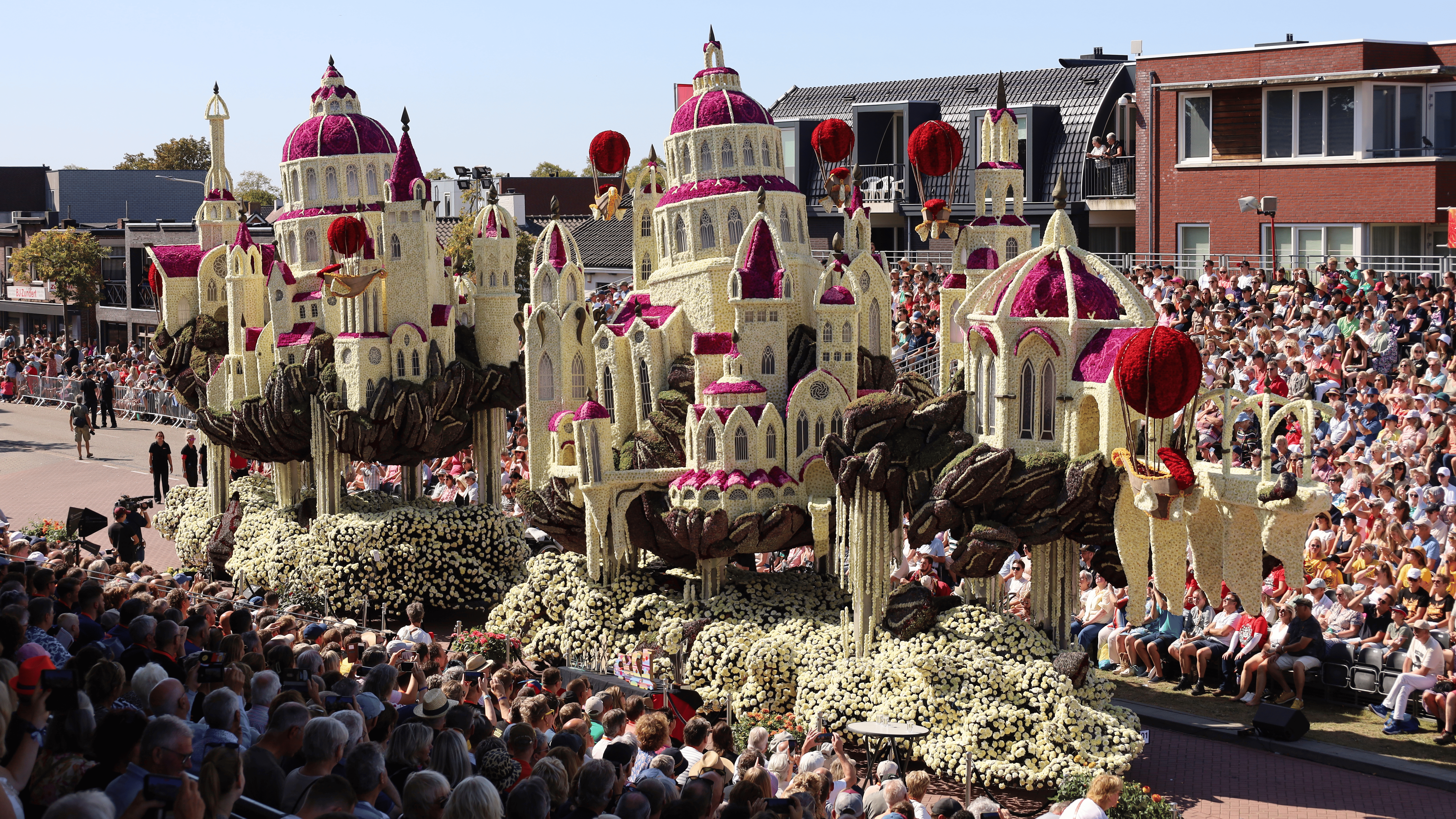 CORSO ZUNDERT : LE PLUS GRAND DEFILE DE FLEURS DU MONDE